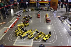 ferngesteuerter Fuhrpark aus LEGO Bausteinen des AFOL BAUMA Technic Teams