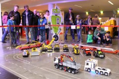 Besucher bei den ferngesteuerten Modellen aus LEGO Bausteinen