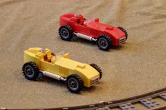 zwei Oldtimer aus LEGO-Bausteinen