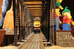 Brücke mit Zug aus LEGO-Bausteinen