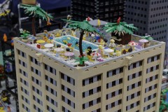 Stadt mit Hochhäusern aus LEGO Bausteinen - Pool am Dach