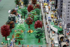 Stadt mit Hochhäusern aus LEGO Bausteinen - Parkanlage