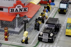 Stadt mit Hochhäusern aus LEGO Bausteinen - Detail mit Cosplayern